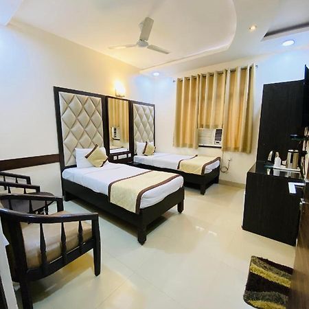 Hotel Pradeep Palace ゴーラクプル エクステリア 写真