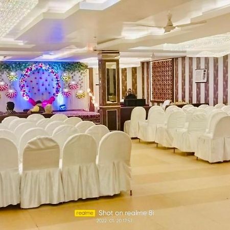 Hotel Pradeep Palace ゴーラクプル エクステリア 写真