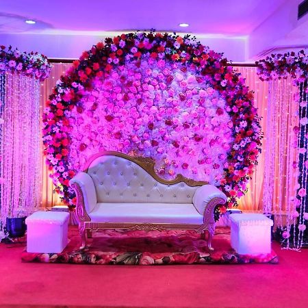 Hotel Pradeep Palace ゴーラクプル エクステリア 写真