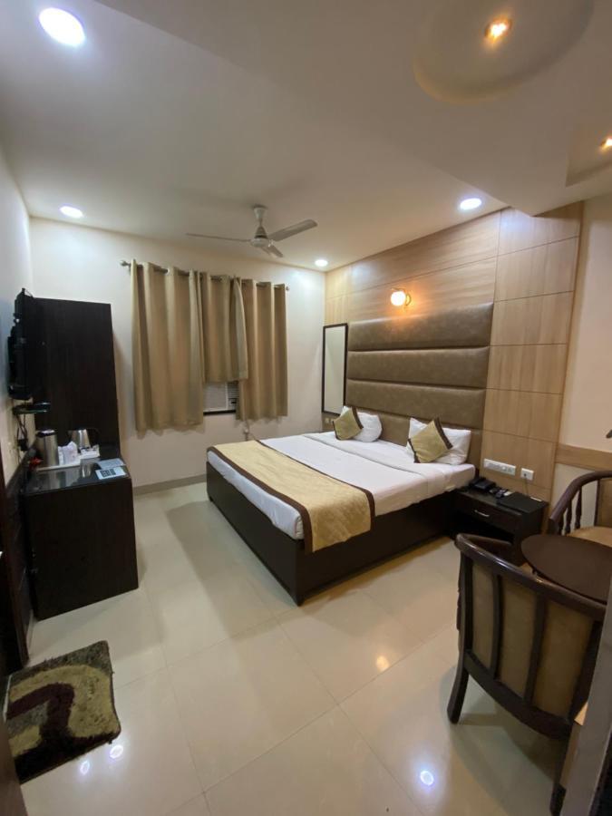 Hotel Pradeep Palace ゴーラクプル エクステリア 写真