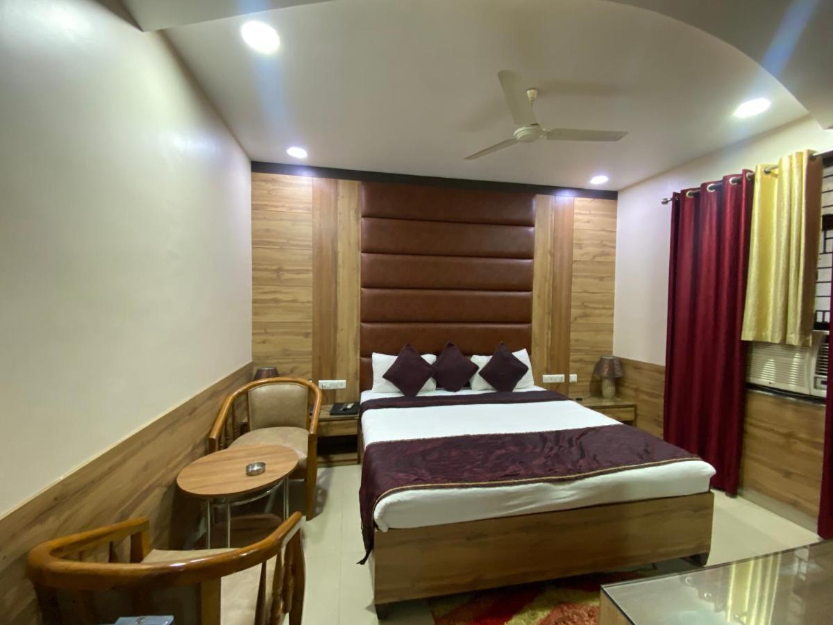 Hotel Pradeep Palace ゴーラクプル エクステリア 写真