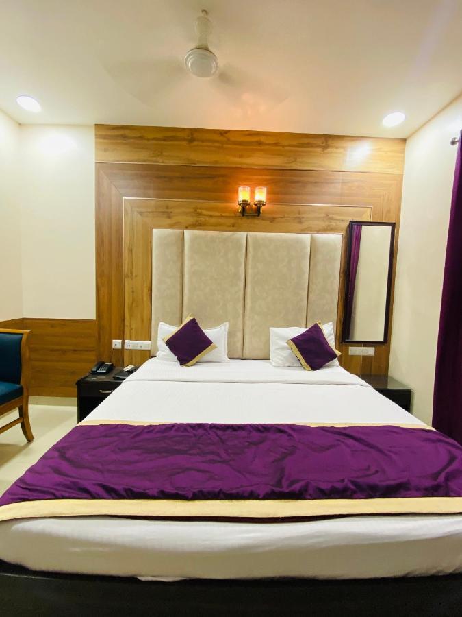 Hotel Pradeep Palace ゴーラクプル エクステリア 写真