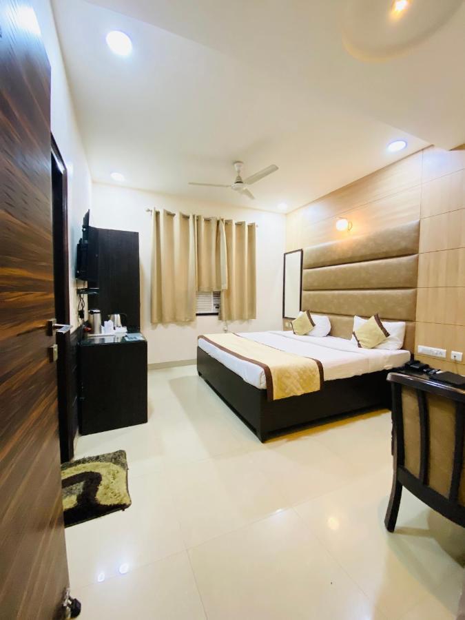 Hotel Pradeep Palace ゴーラクプル エクステリア 写真