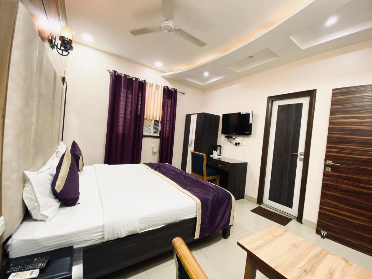 Hotel Pradeep Palace ゴーラクプル エクステリア 写真
