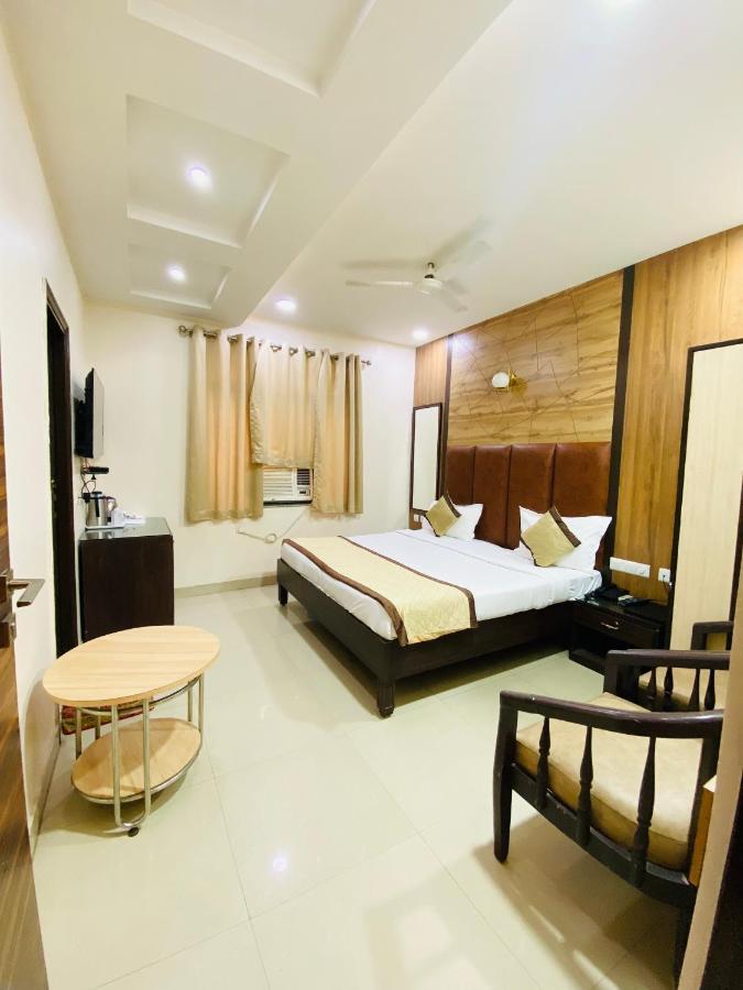 Hotel Pradeep Palace ゴーラクプル エクステリア 写真