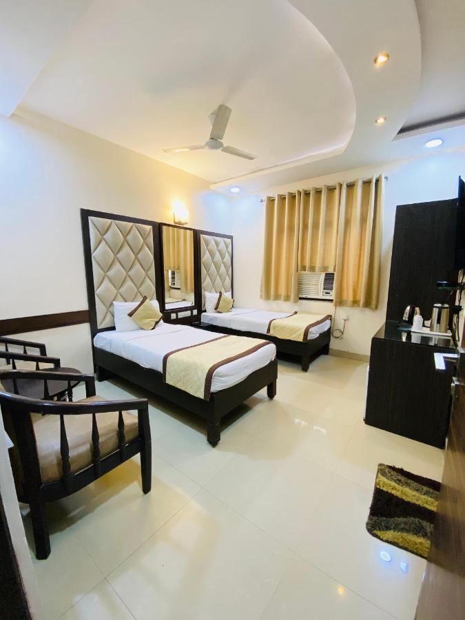 Hotel Pradeep Palace ゴーラクプル エクステリア 写真