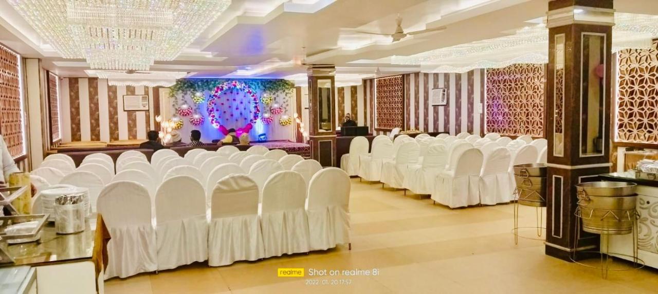 Hotel Pradeep Palace ゴーラクプル エクステリア 写真