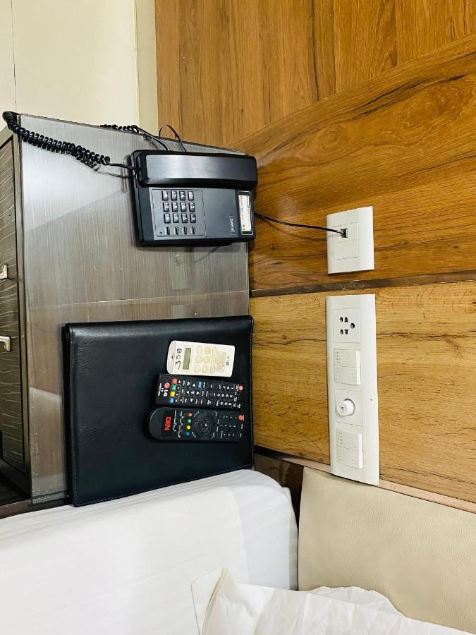 Hotel Pradeep Palace ゴーラクプル エクステリア 写真