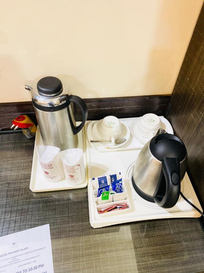 Hotel Pradeep Palace ゴーラクプル エクステリア 写真