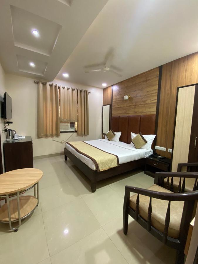 Hotel Pradeep Palace ゴーラクプル エクステリア 写真