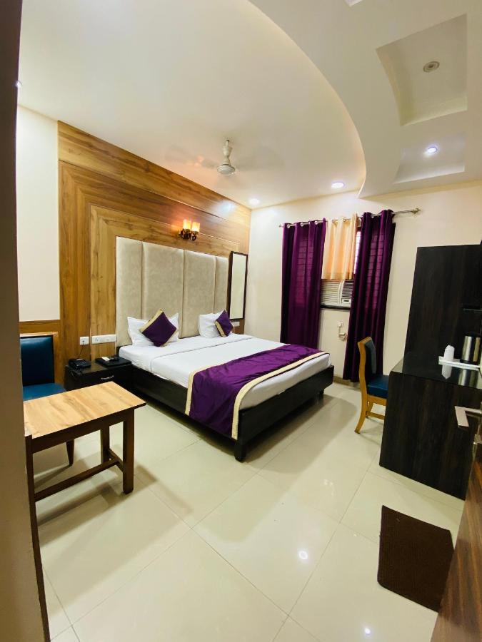 Hotel Pradeep Palace ゴーラクプル エクステリア 写真
