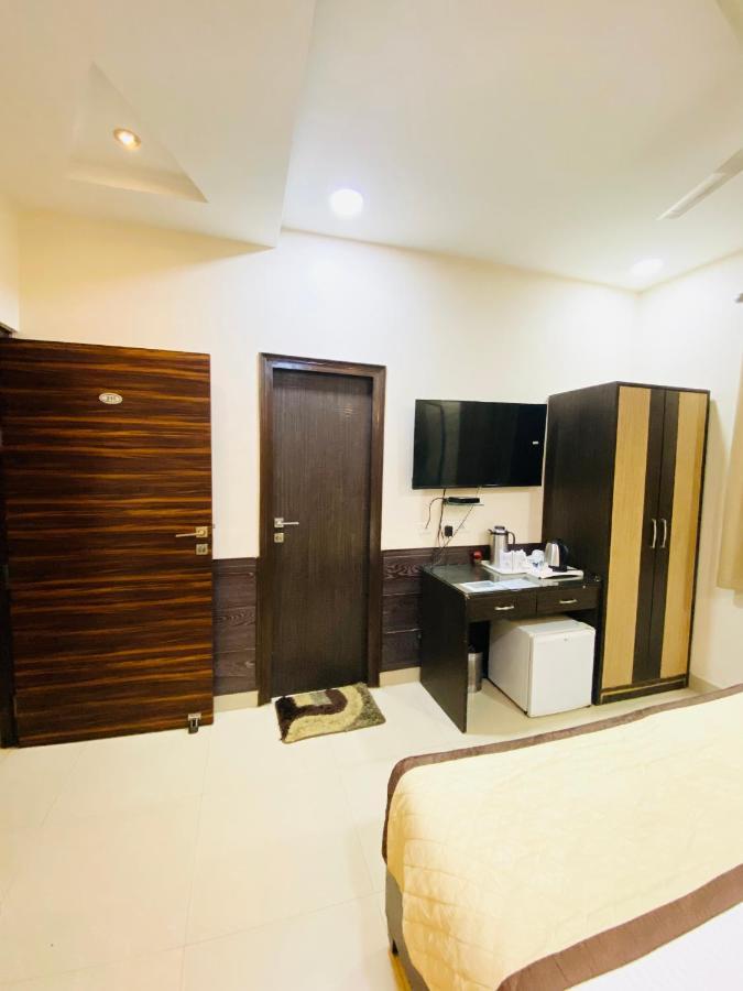Hotel Pradeep Palace ゴーラクプル エクステリア 写真