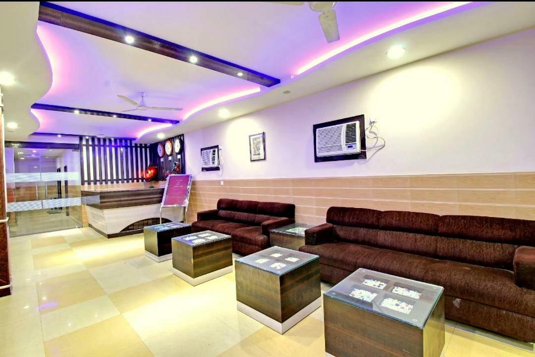 Hotel Pradeep Palace ゴーラクプル エクステリア 写真
