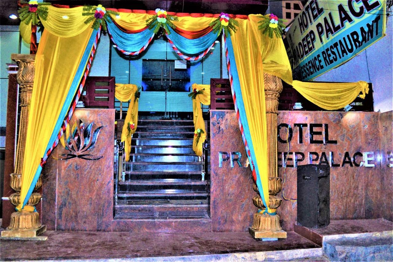 Hotel Pradeep Palace ゴーラクプル エクステリア 写真