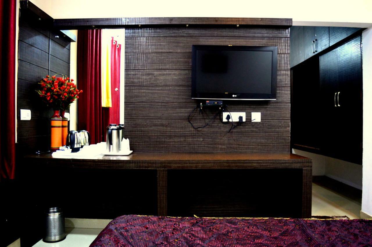 Hotel Pradeep Palace ゴーラクプル エクステリア 写真