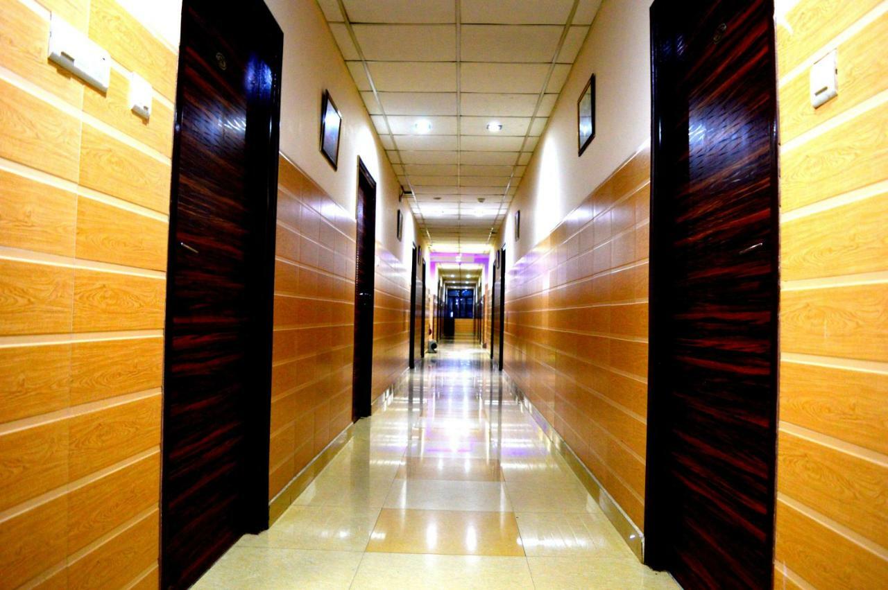 Hotel Pradeep Palace ゴーラクプル エクステリア 写真